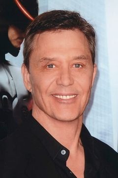 Richard Eden interpreta Brick Wallace