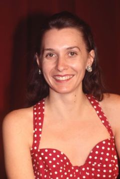 Karen Colston interpreta Bluebeard's Wife (Miss Palmer)
