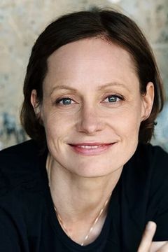 Katharina M. Schubert interpreta Mrs. Haubrichs