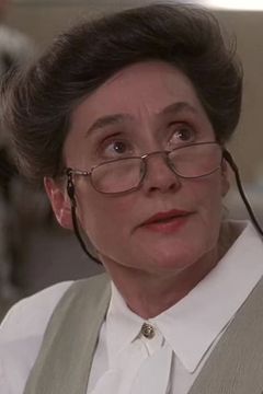 Janie Woods-Morris interpreta Boston Matron