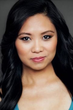 Christine Corpuz interpreta Yoga Instructor