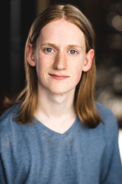 Callum McAllister interpreta Chris