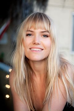 Julia Sandstrom interpreta Jenny