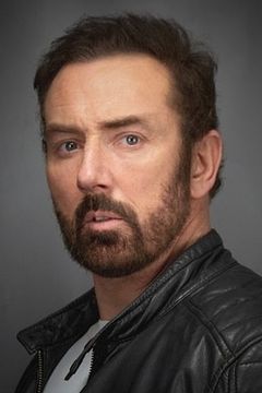 Bryan Larkin interpreta Andy Patchett