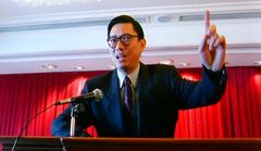 David Wu interpreta Cafe Waiter