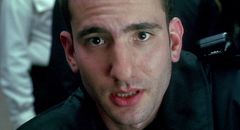 Robert Dylan Cohen interpreta Paramedic Greenhill