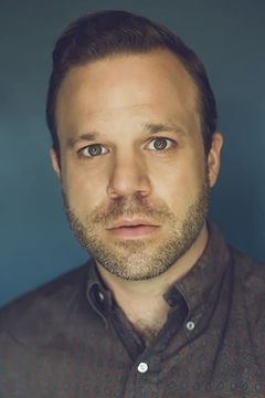 Darren Lipari interpreta Lt. Kelly