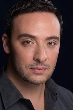 Salvatore Antonio interpreta Victor Reis
