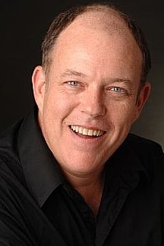 Richard Ziman interpreta Moe