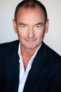 Lewis Fitz-Gerald interpreta Louis Boccardi
