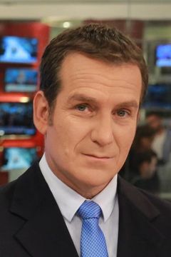 Dany Cushmaro interpreta Channel 2 News Anchor (Himself)