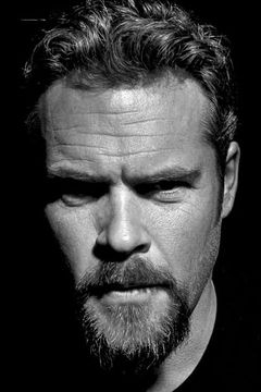 Matt Schulze interpreta Henry James