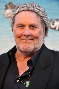 Wings Hauser interpreta Lieutenant Byrd