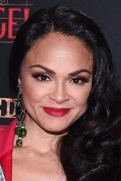 Karen Olivo interpreta Carrie Hines