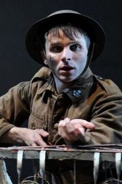 Paul Chequer interpreta Wilfred Random, aka Miss Lucy