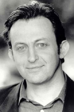 Hamish McColl interpreta Judge