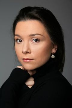 Katalin Ruzsik interpreta Zsuzsanna Gabas