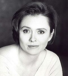 Julie Osburn interpreta Stewardess