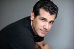 Joey Sorge interpreta Amos