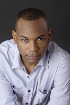 C. Gerod Harris interpreta University Friend