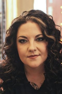 Ashley McBryde interpreta Herself