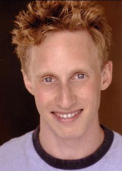 Brad Surosky interpreta Boom Boom