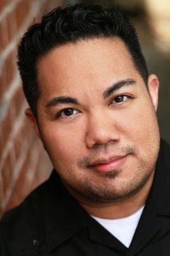 Reggie De Leon interpreta Weapons Lab Tech (voice)