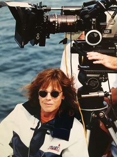 Dianne Dreyer interpreta Production Staff Assistant