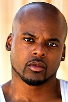 Dexter Bell interpreta Worker #1