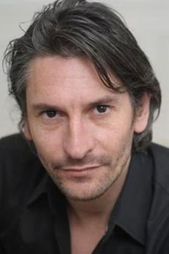 Nicolas Abraham interpreta Victor Inuretta