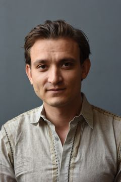 Béla Baptiste interpreta Dieter Albrecht