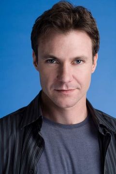 Chris Vance interpreta Frank Martin