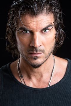 Victor Alfieri interpreta Lieutenant Valenti
