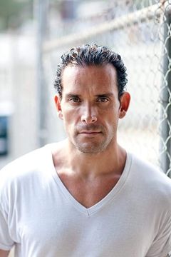 Jose Rosete interpreta Thad