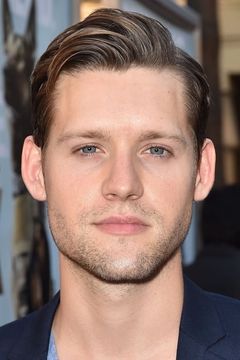 Luke Kleintank interpreta Scott Forrester