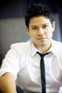 Edwin Perez interpreta Stevie