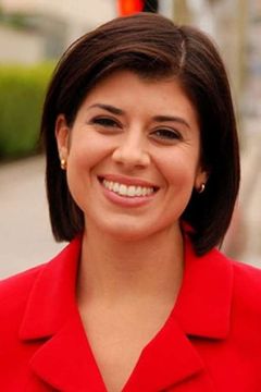Lisa Hernandez interpreta Female Newscaster