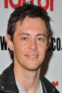 Elliot James Langridge interpreta Ben