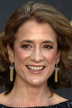 Raquel Cassidy interpreta Gloria's teacher