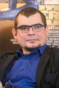 Emilis Vėlyvis interpreta Cop