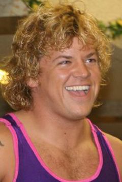 Alex Whybrow interpreta Wrestler