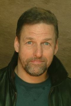 David Kirk Traylor interpreta Commander Barton (voice)