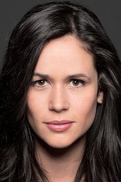 Victoria Sanchez interpreta Detective Clemens