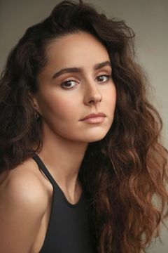 Sophia Adli interpreta Ava Lee