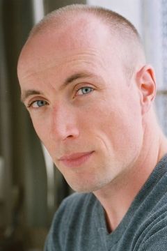 Mark Day interpreta Billy McMahon