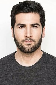 Jared Farid Ward interpreta Henry