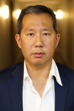 Elbert Kim interpreta Police Officer (uncredited)