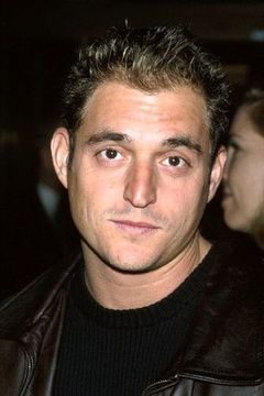 Michael DeLuise interpreta Douglas Hall, Gloria's Boyfriend