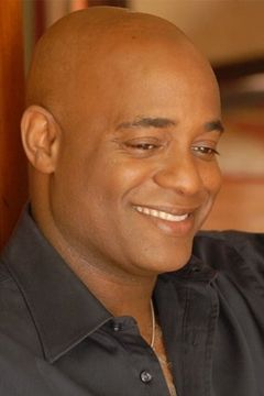 Dorian Holley interpreta Self