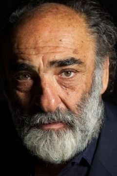 Alessandro Haber interpreta Corrado
